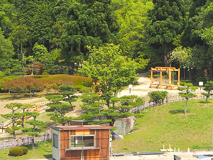 日本庭園とアスレチック